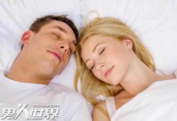 情侣睡觉男生控制住吗 情侣一起睡觉为什么男生睡不好