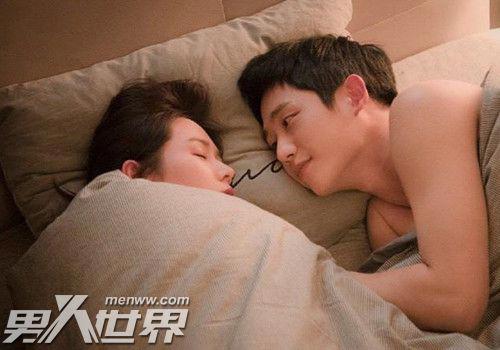 女生故意和你肢体接触是想睡你吗 女生想睡你的细节暗示揭秘