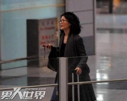 王菲机场喊谢霆锋发生了什么 这样的天后还是第一次见