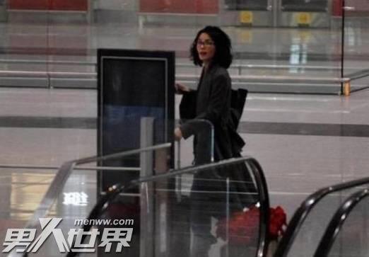 王菲机场喊谢霆锋发生了什么 这样的天后还是第一次见