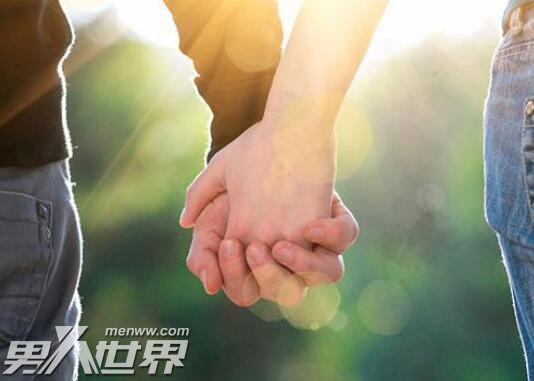 男生牵手为什么会一直揉你的手 牵手方式不同说明什么