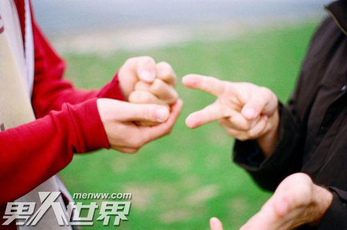 男生喜欢女生的肢体动作 这些肢体接触是表达爱意的方式