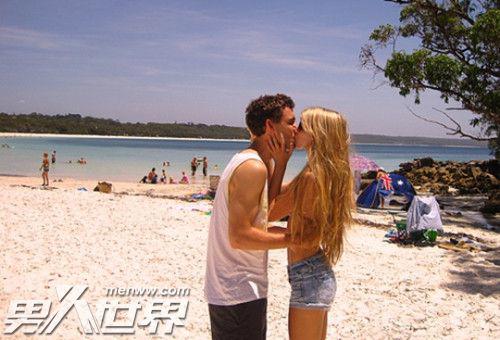 男人接吻时摸你胸怎么想的 男人对大胸女情有独钟原因揭晓