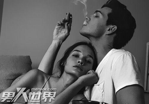 接吻时男生的手在干嘛 为什么接吻时男生都不老实