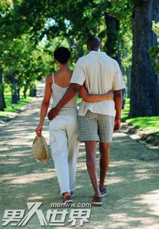 男生为什么喜欢搂女生的腰 那是因为他很喜欢你