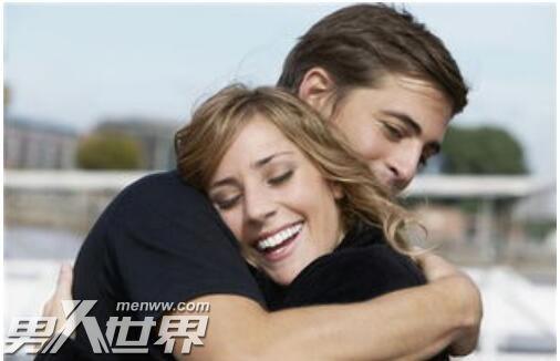 男生抱女生为什么越抱越紧 他在用肢体语言传达爱意