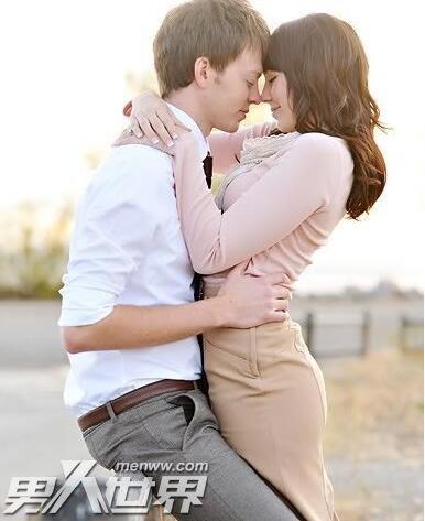 男生抱女生为什么越抱越紧 他在用肢体语言传达爱意