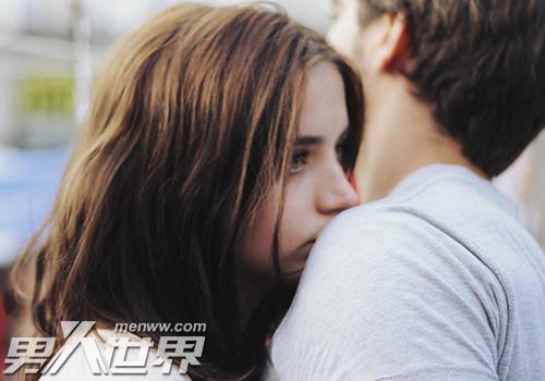 男人单手搂女人腰代表什么 喜欢搂腰的男人占有欲很强
