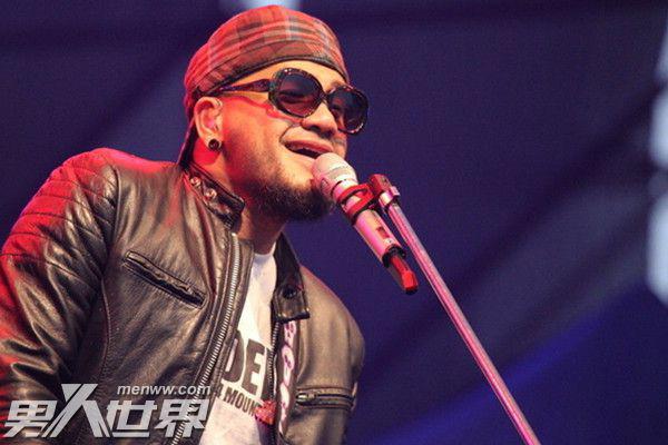 张震岳当爸喜笑颜开 张震岳与女友的爱情令人惊叹