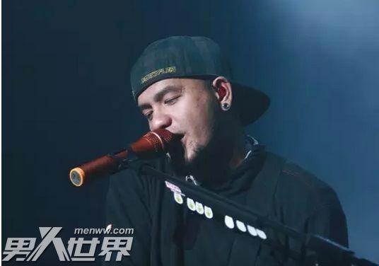 张震岳当爸喜笑颜开 张震岳与女友的爱情令人惊叹