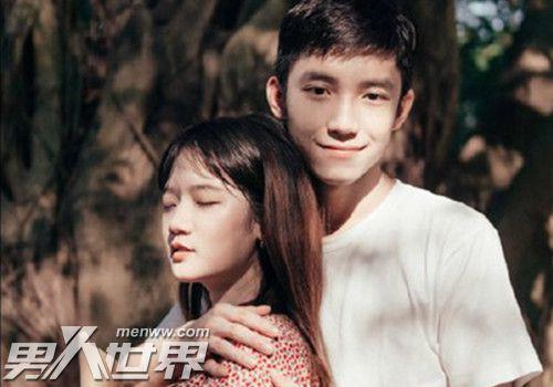 男生从背后抱住女生的腰代表什么 他为什么喜欢从背后抱你