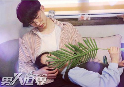 男生摸你的脸代表什么意思 他为什么总想要摸你的脸