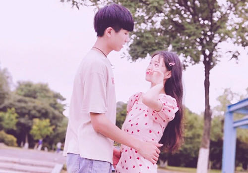 女人想睡你有啥表现 女人对你产生兴趣她会怎么做