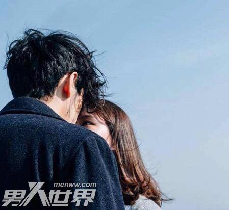 接吻时男生突然抱紧我是什么意思 这是情到深处的表现