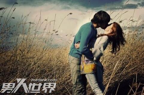 接吻时男生突然抱紧我是什么意思 这是情到深处的表现