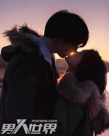 接吻时男生突然抱紧我是什么意思 这是情到深处的表现