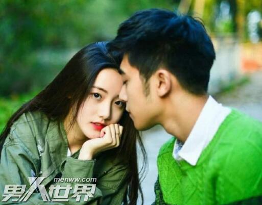 男生允许你摸他的头发说明什么 男生不抗拒你摸头还笑