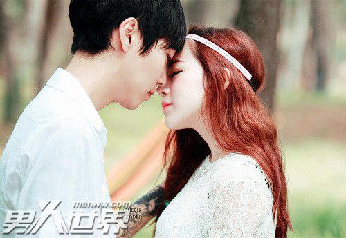 绿帽老公的俏娇妻很疯狂 目睹妻子和别的男人沙发出轨