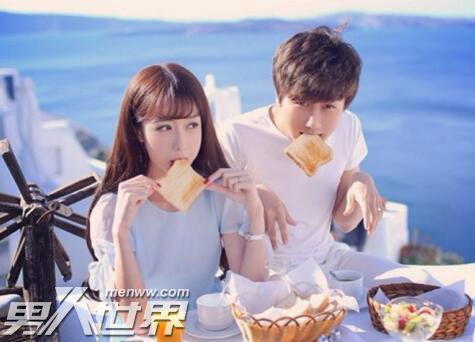 绿帽老公的俏娇妻很疯狂 目睹妻子和别的男人沙发出轨