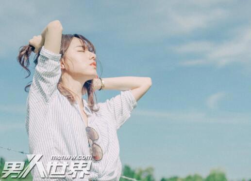 绿帽老公的俏娇妻很疯狂 目睹妻子和别的男人沙发出轨