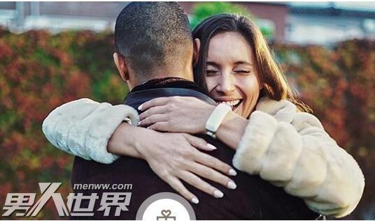 一个男人允许你摸他的头发 男人越爱你做这些事越频繁