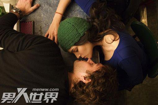 接吻时他硬了怎么帮他 男生在接吻时的正常反应有哪些