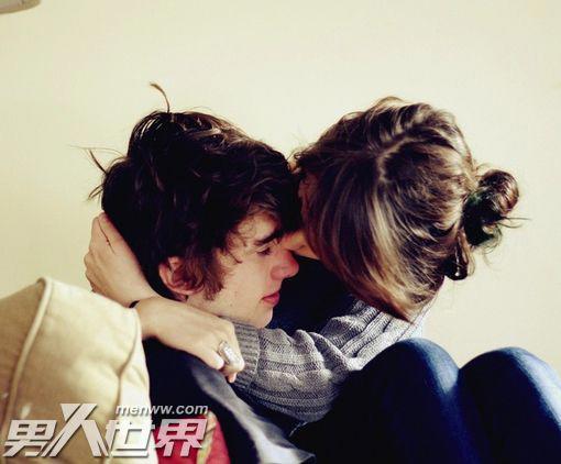 接吻时他硬了怎么帮他 男生在接吻时的正常反应有哪些