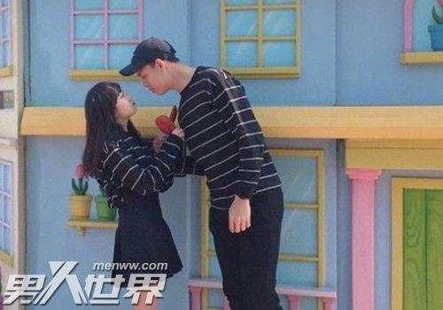 男生摸你的脸代表什么意思 他为什么总想要摸你的脸