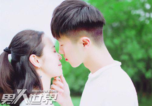 男生摸你的脸代表什么意思 他为什么总想要摸你的脸