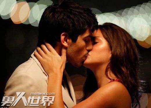 怎么接吻比较有感觉 男人接吻喜欢摸胸什么原因